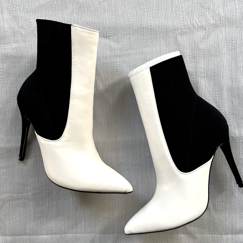 ⚡️FREE SHIPPING⚡️Steve Madden Sock Boots size 6